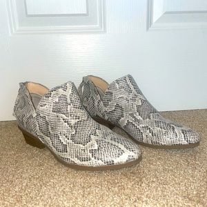 Kenneth Cole snake skin booties - size 8
